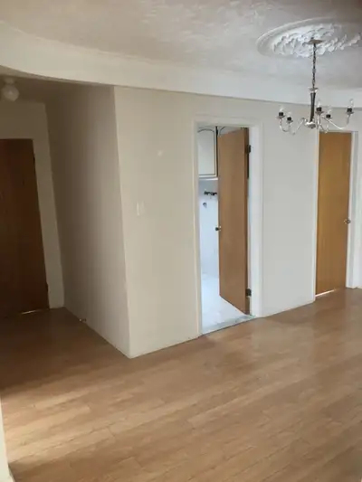 beau logis renove au 2e etage dans maison proprietaire occupant maison non-fumeurs et pas d'animaux...