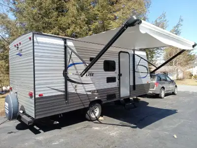 2018 crossroads zinser s light series lightweight camper 2018 Bunk beds in the back Queen bed in the...