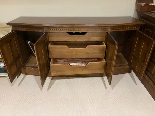 Classic Dining Room Buffet and Server in Dining Tables & Sets in City of Toronto - Image 3
