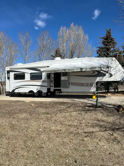 2010 Jayco Designer 37RSQL luxury Fifth Wheel Trailer. Excellent Condition. 4 slides with rear livin...
