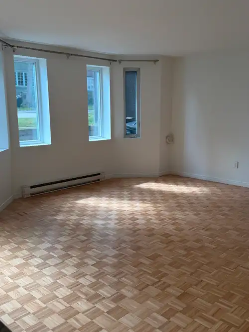 4 ½ à louer – Ahuntsic Cartierville, Montréal Un très beau 4 ½ disponible en semi sous sol, situé da...