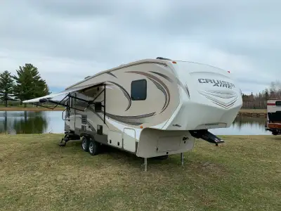 Fifth wheel Cruiser Aire 27 pieds 2016 7819 lbs Jack electrique a l’arriere Hitch 2 pouces Toujours...