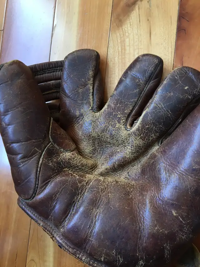 Baseball glove (vintage) in Baseball & Softball in Ottawa - Image 8