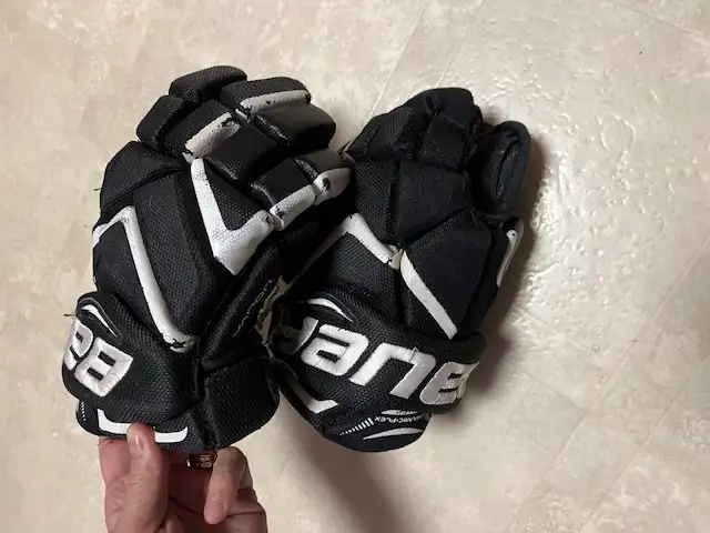 Vapor 800 10” Youth Hockey Gloves $20 in Hockey in Winnipeg - Image 3