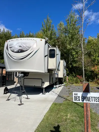 Fifth wheel Durango K.Z 33.6 2015 3 extensions 2 face à face et une dans la chambre beaucoup de rang...