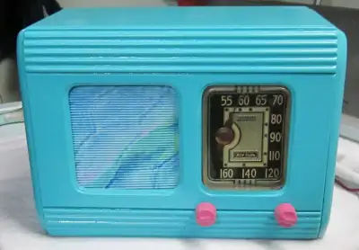wood radio painted a beautiful turquoise with hot pink knobs; working; great colour for the cottage....