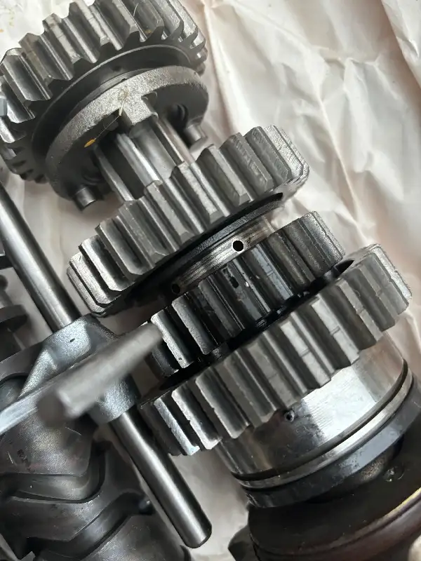 1984 Suzuki 1150es transmission. in Motorcycle Parts & Accessories in Markham / York Region - Image 5