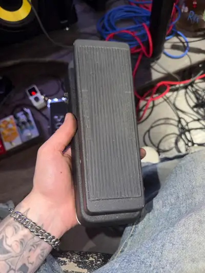 I am selling my pre-owned Dunlop Cry Baby 950Q Wah pedal, which is in good working condition. This v...