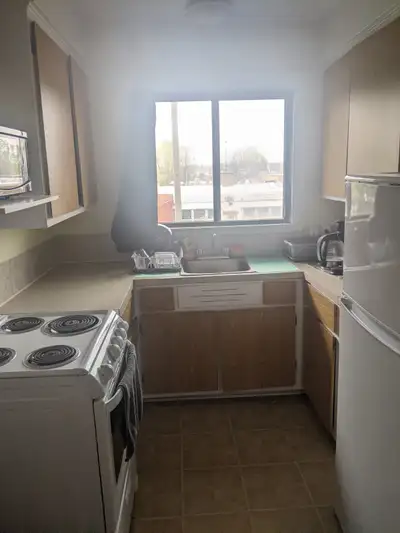 Disponible maintenant Prix: $995 par mois Inclue: - Chauffage - Eau chaude - Réfrigérateur et cuisin...