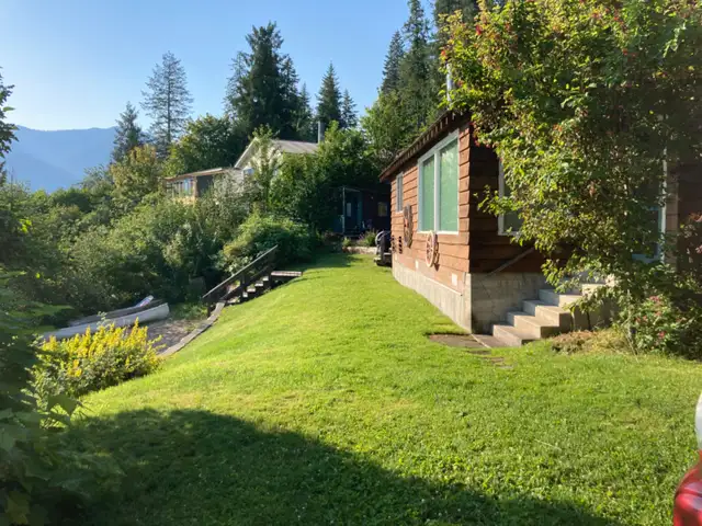 Modern Vintage Lakefront Huge Beach and Private Dock in British Columbia in Canada - Image 7