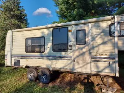 1990 5th wheel Fleetwood Prowler Trailer Home for Sale . Located in Norland Ontario. No major leaks....