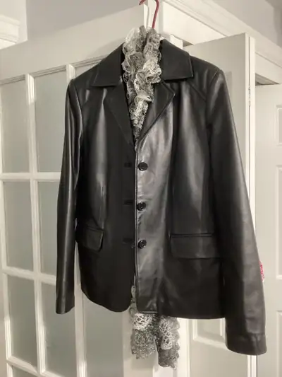Ladies Genuine leather coat size (medium) Never worn, View more