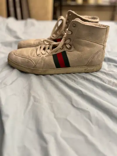 Size 45 need some clean only it’s like new * Brand: Gucci * Style: High Top Sneaker * Colour: Beige...