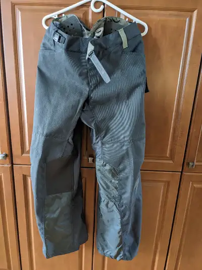 New never used.. Size 38 The Recon Pant is built for serious off-road riders: those who ride hard an...