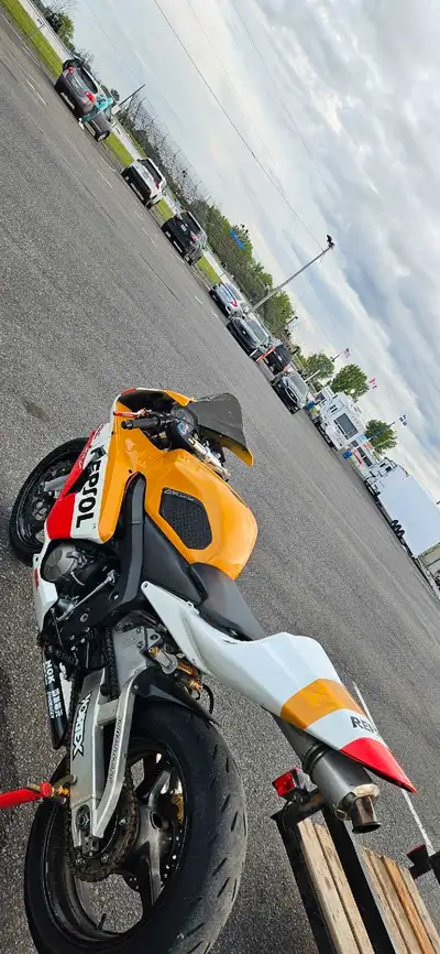 Cbr600rr 03 track bike Le bike as 16k km, track seulement Chaine sproket neuf J'ai les papiers la mo...
