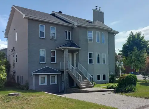 Disponibilité : 1er septembre ou à discuter) Superbe et très spacieux logement 6 ½ situé au rez-de-c...