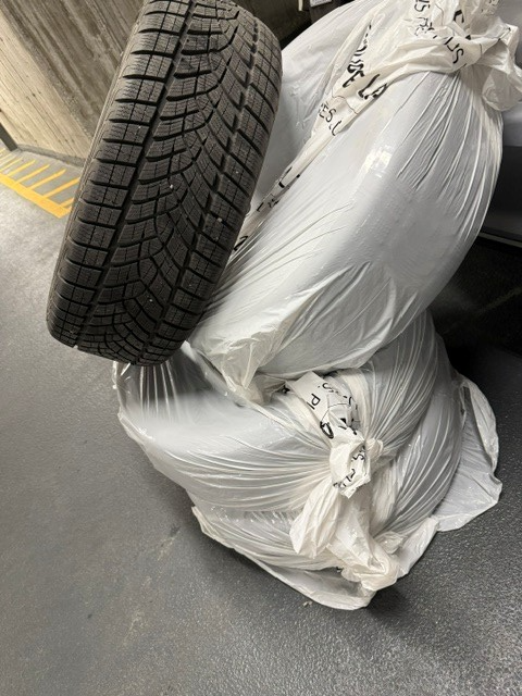 4 pneus hiver/ SUV-235/55R18 104H Ultra Grip Performance 900$ in Tires & Rims in Laval / North Shore - Image 5