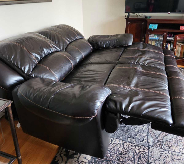 Reclining Leather Loveseat  in Couches & Futons in Oshawa / Durham Region - Image 4