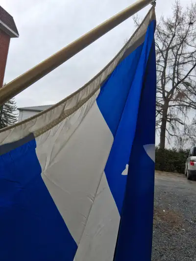 2  drapeaux du Québec ( 1 à 30 dollars et l'autre à 20 dollars), View more
