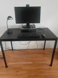 ordinateur, moniteur LG, cam, lampe et table