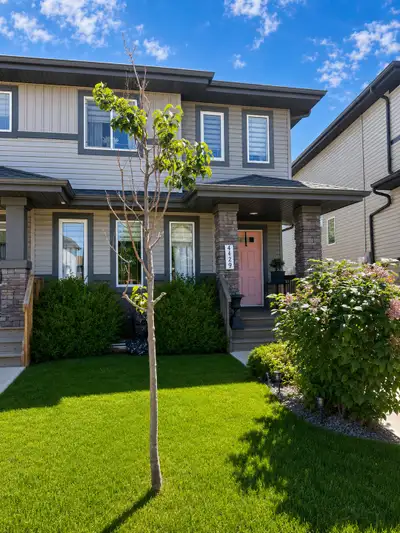 Welcome to this beautifully maintained end-unit townhome located in the highly desirable Triomphe Es...