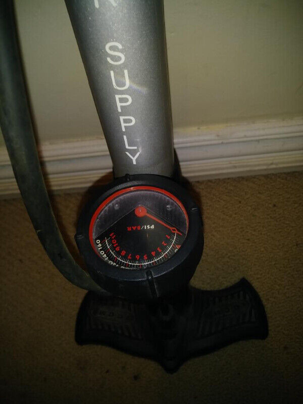 CCM Air Supply floor stand pump with gauge in Clothing, Shoes & Accessories in Mississauga / Peel Region - Image 2
