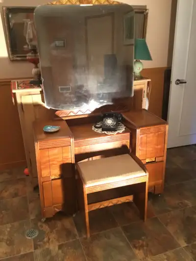 Coiffeuse antique avec son banc d’origine , beau meuble du passé .