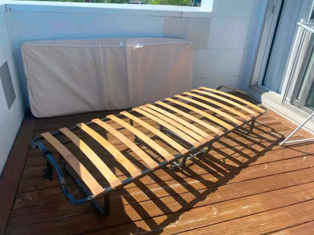 Lit simple pliant in Beds & Mattresses in City of Montréal - Image 7