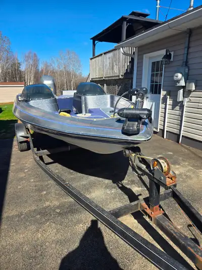 ** 17' Bayliner Bass boat in very good condition ( 2 live wells, 4 seats, new bilge pump and live we...