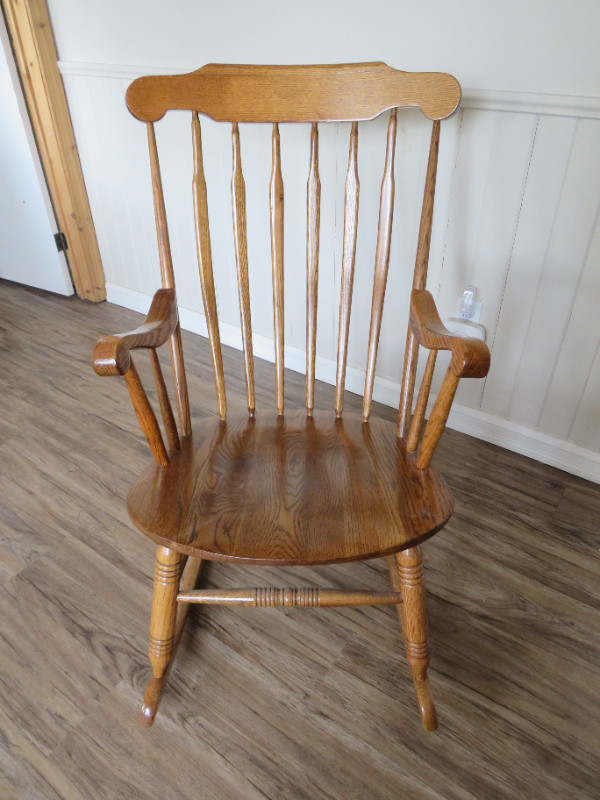 Oak Rocking Chair in Chairs & Recliners in Trenton - Image 2