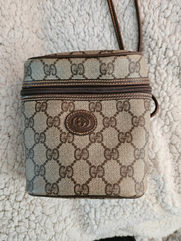 OWN AN AUTHENTIC GUCCI! Called a binocular crossbody.. in Women's - Bags & Wallets in Oakville / Halton Region - Image 2