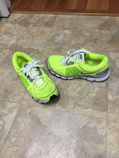 Kids Nike runners size 4 $20, View more
