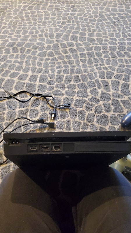 PS4 slim with 4 controllers dans Sony PlayStation 4  à Ouest de l’Île - Image 3