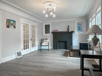 DISCOVER COMFORTABLE LIVING IN THIS CLEAN & WELL-MAINTAINED PROPERTY PERFECT FOR STUDENTS 4 SINGLE R...