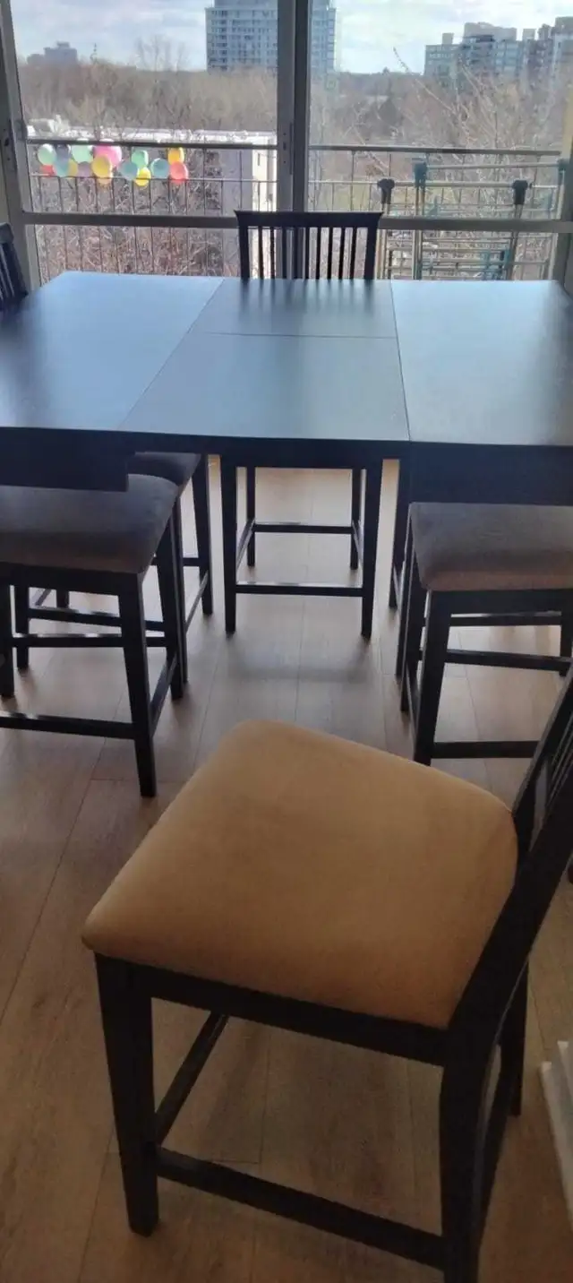 dinning table that extends with 6 chairs in Dining Tables & Sets in Laval / North Shore - Image 6