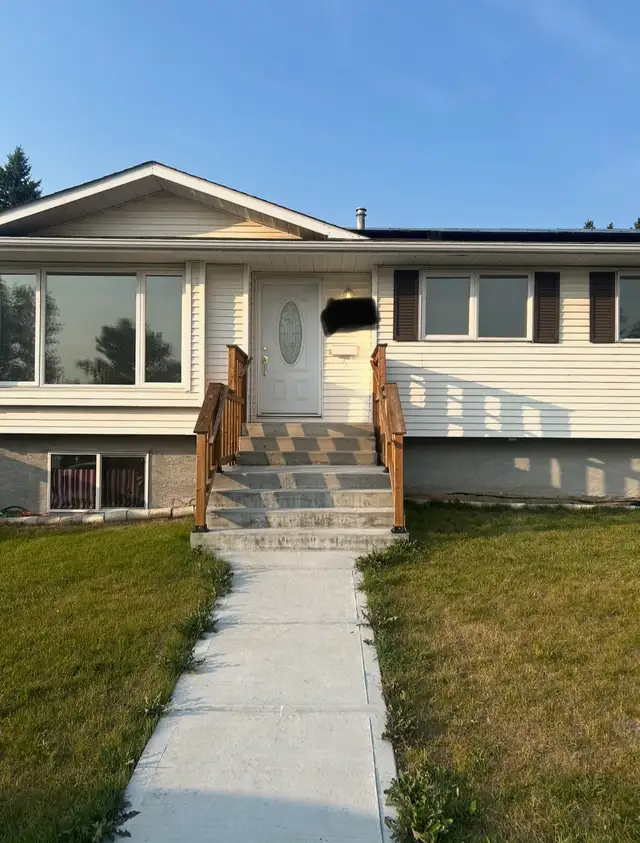 Newly Renovated 3 Bed Mainfloor in Pineridge