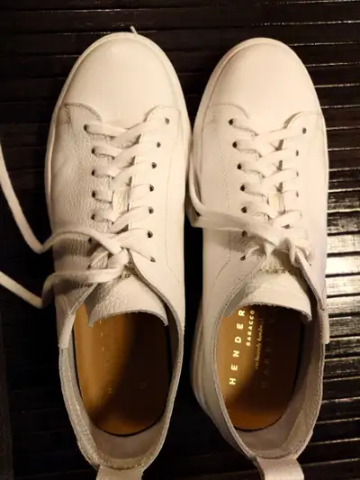 Men's Henderson Byron (for Harry Rosen) white pebbled leather sneakers in size 40 European (about a...