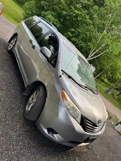She is not a beauty queen, but runs and drives well. 260,000 km. Cracked windshield. Exhaust makes a...