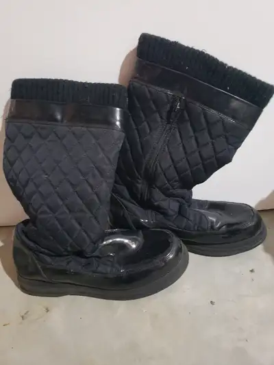 Tall boots size 8 with elegant black lacquer, View more