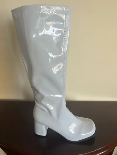 White knee-high boots, with block heel (size 8), View more