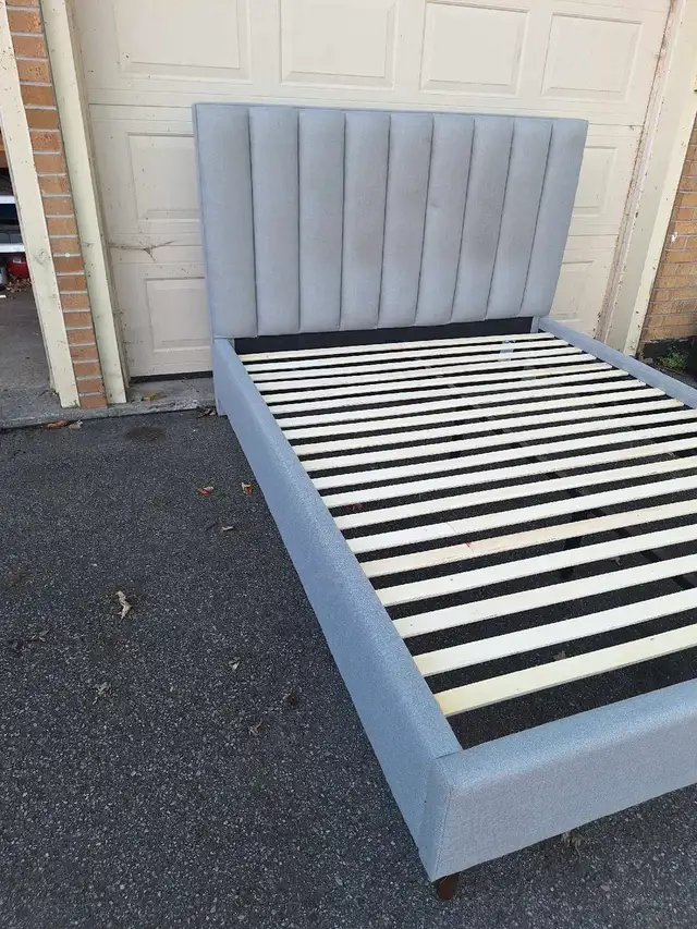 Beaudyrest Queen Bed Frame and Mattress63860082558977123