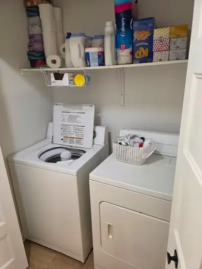 À louer – Grand 5 ½ lumineux Prix : 1500 $ / mois WiFi inclus Disponibilité : 1er août Lieu : Granby...