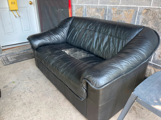 Black leather love seat in Couches & Futons in Cambridge - Image 2
