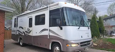 1999 Commander built by Triple E in Manitoba. Triton V10 engine on a Ford Chassis No Slide 6 new tir...