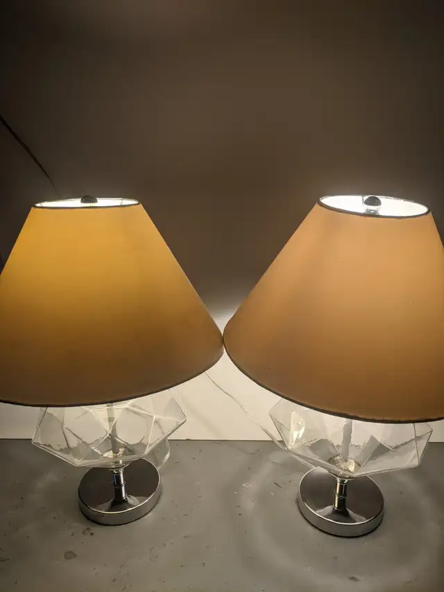 Set of elegant and vintage side table lamps for sale in Indoor Lighting & Fans in City of Montréal - Image 3