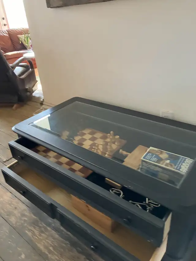Coffee table with storage in Coffee Tables in Ottawa - Image 4
