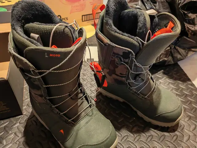 Burton Moto Snowboard Boots Practically New in Snowboard in Calgary - Image 7