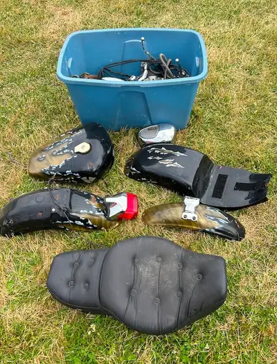 Très beau grand lot de pièces pour une Virago début 1990s.