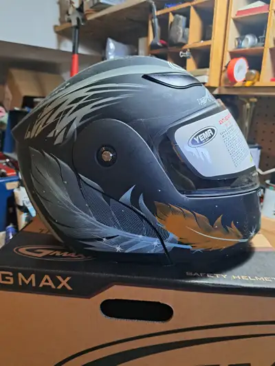 Yema full face helmet with visor. Size: Large NEW