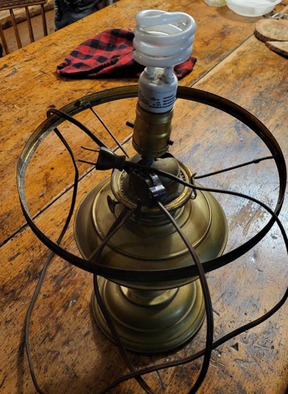 Lampe à l'huile en brass électrifiée, abat jour en verre opaline dans Éclairage intérieur et plafonniers  à Ville de Montréal - Image 4